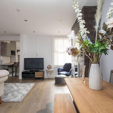 Lovely 2-Bed In Windsor Free Parking, 1 Mile From Legoland Exterior foto