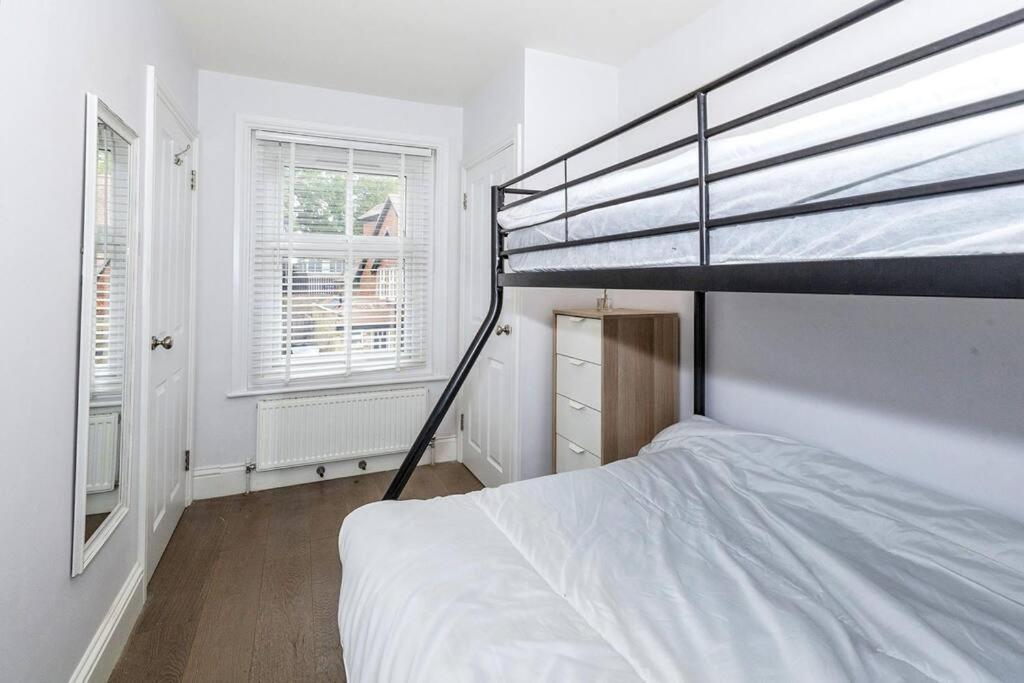 Lovely 2-Bed In Windsor Free Parking, 1 Mile From Legoland Exterior foto